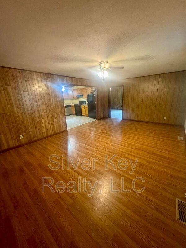 526 Brewer St - Photo 5 of 21