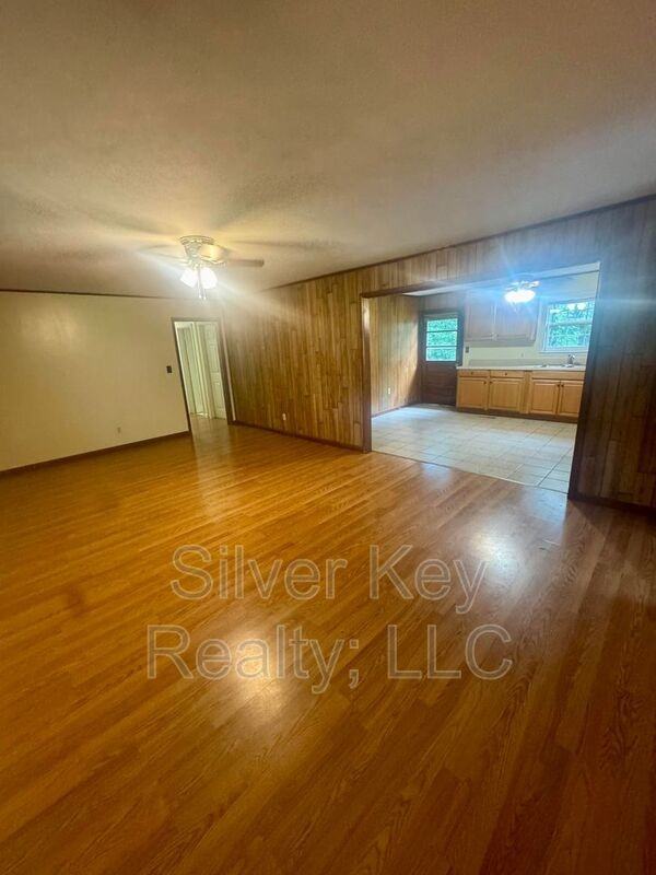 526 Brewer St - Photo 6 of 21