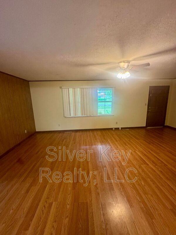 526 Brewer St - Photo 7 of 21