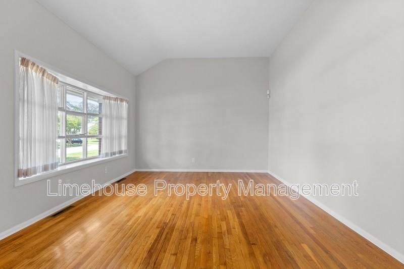 562 Briar Hill Rd - Photo 3 of 25