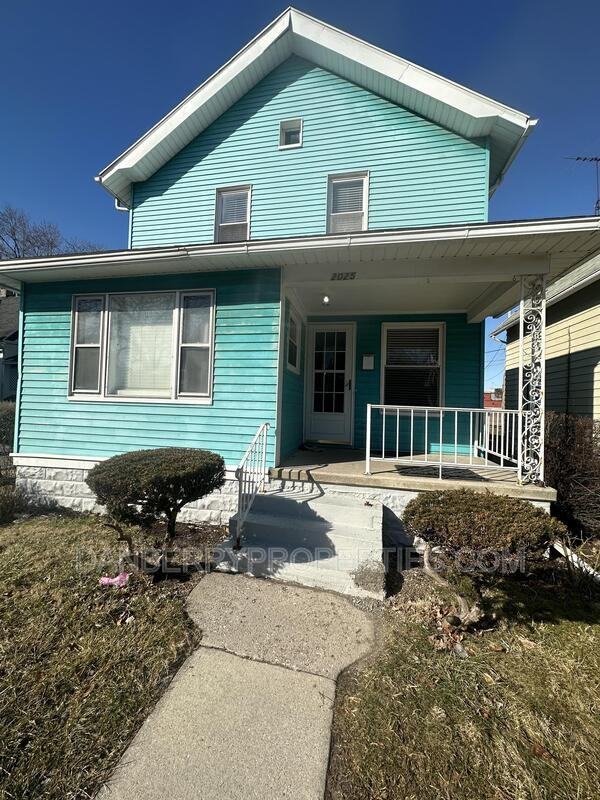 2025 E London Sq - Photo 2 of 10