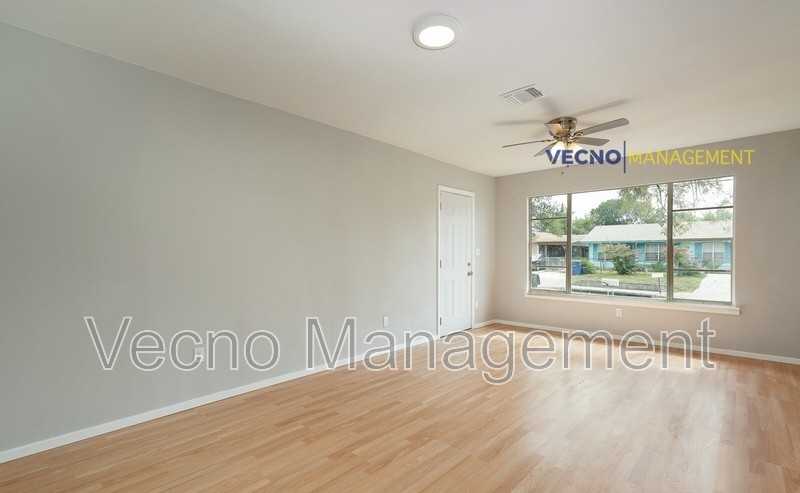 435 W Bedford Ave #1 - Photo 2 of 14