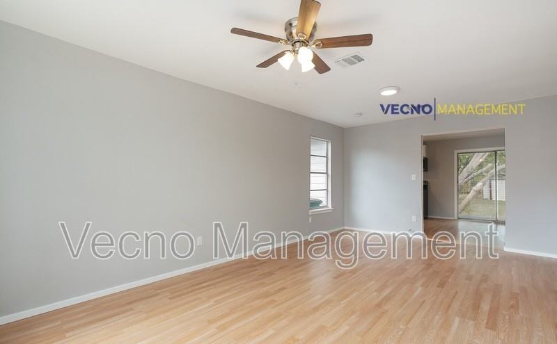 435 W Bedford Ave #1 - Photo 4 of 14