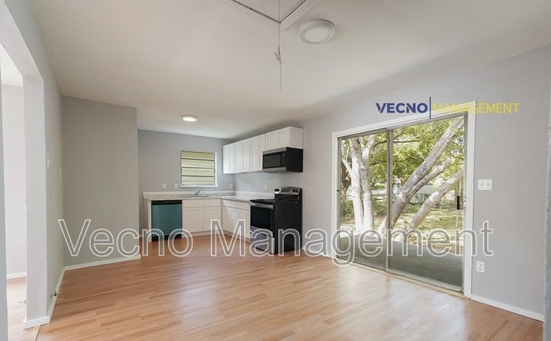 435 W Bedford Ave #1 - Photo 6 of 14