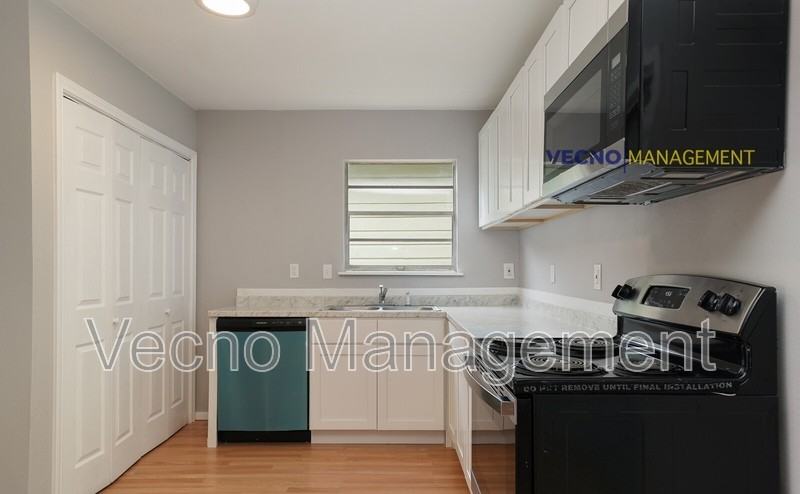 435 W Bedford Ave #1 - Photo 7 of 14