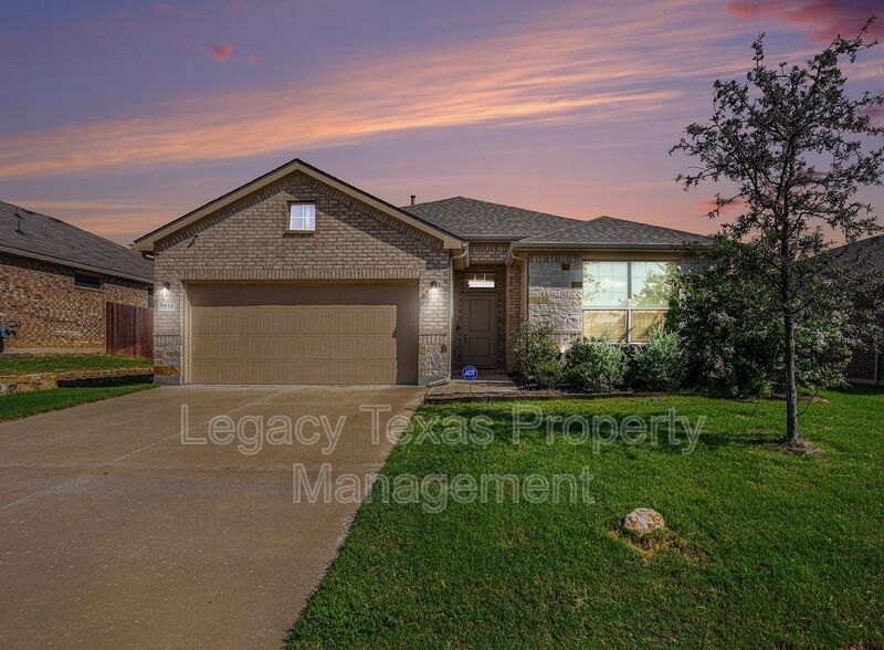 1912 Albany Ln - Photo 2 of 17