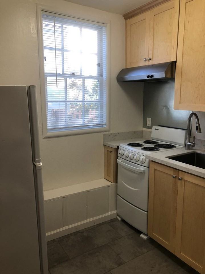 2415 Virginia St - Photo 4 of 10