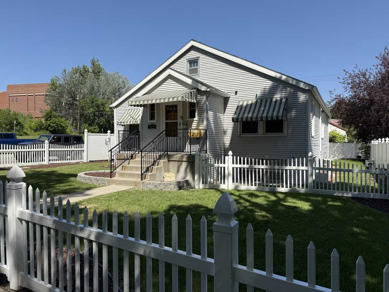 2423 Pine Street - Photo 2 of 24