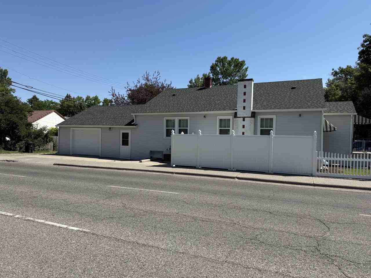 2423 Pine Street - Photo 3 of 24