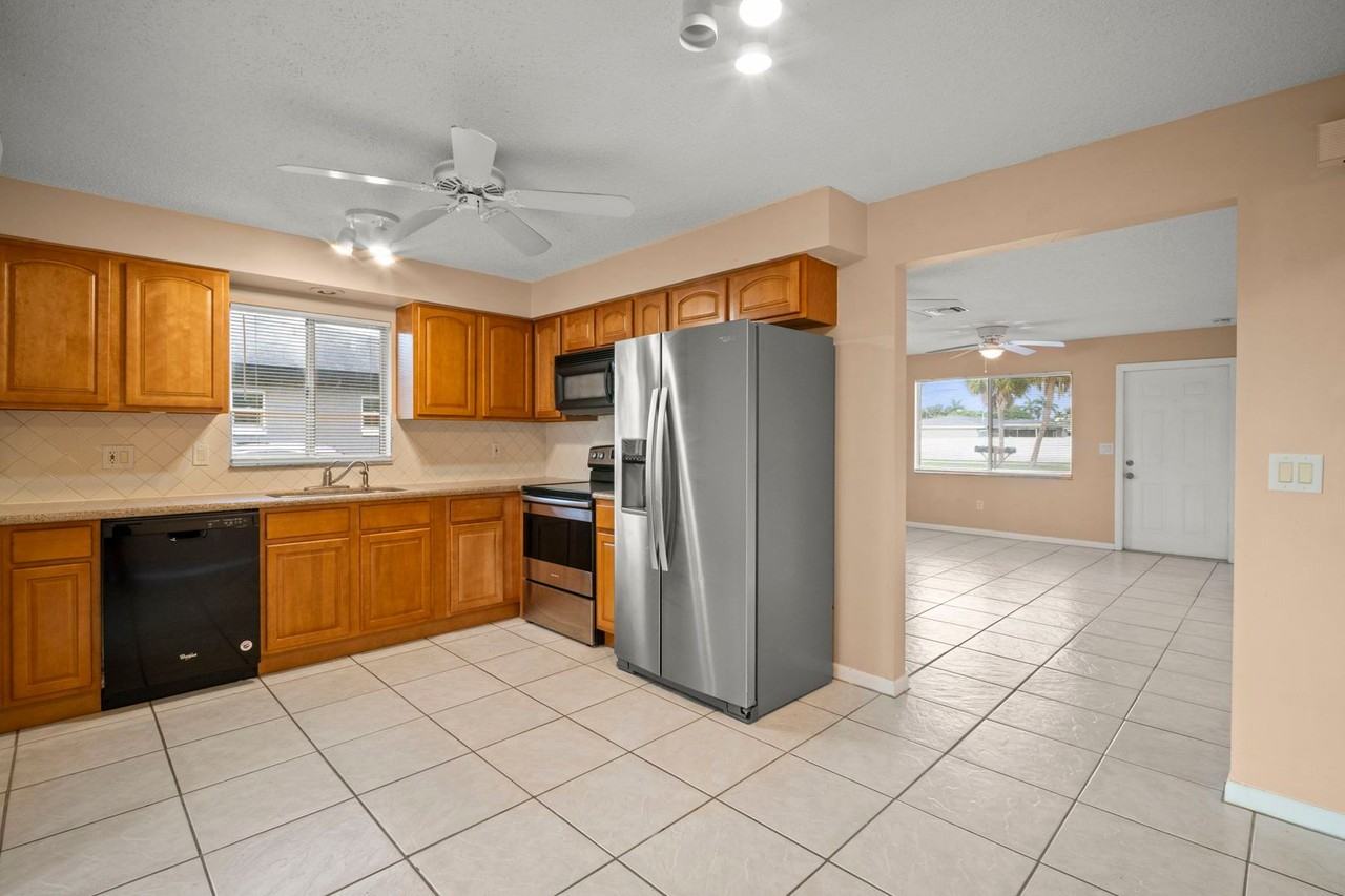 4406 Santa Barbara Blvd #B - Photo 5 of 27