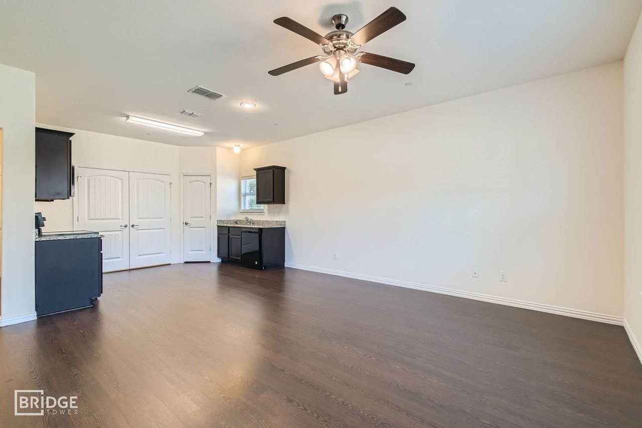 1412 Lake Crest Ln - Photo 3 of 25