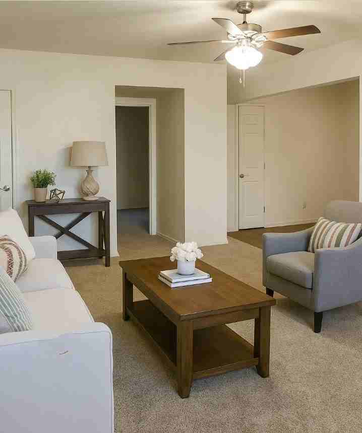 201 S Yorkshire Blvd - Photo 2 of 5