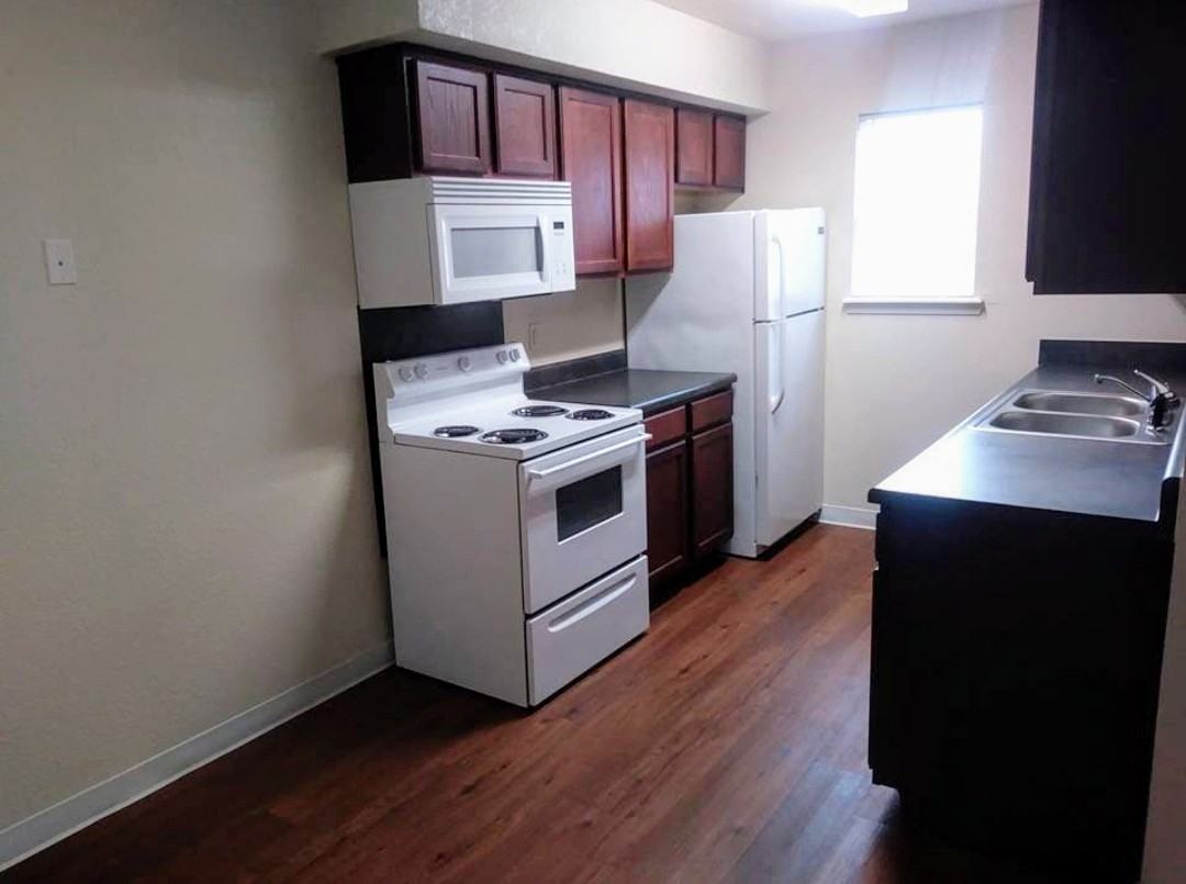 201 S Yorkshire Blvd - Photo 3 of 5