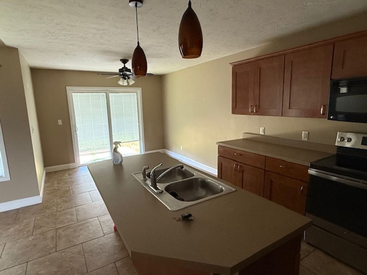 417 Dalhlia Dr - Photo 3 of 34