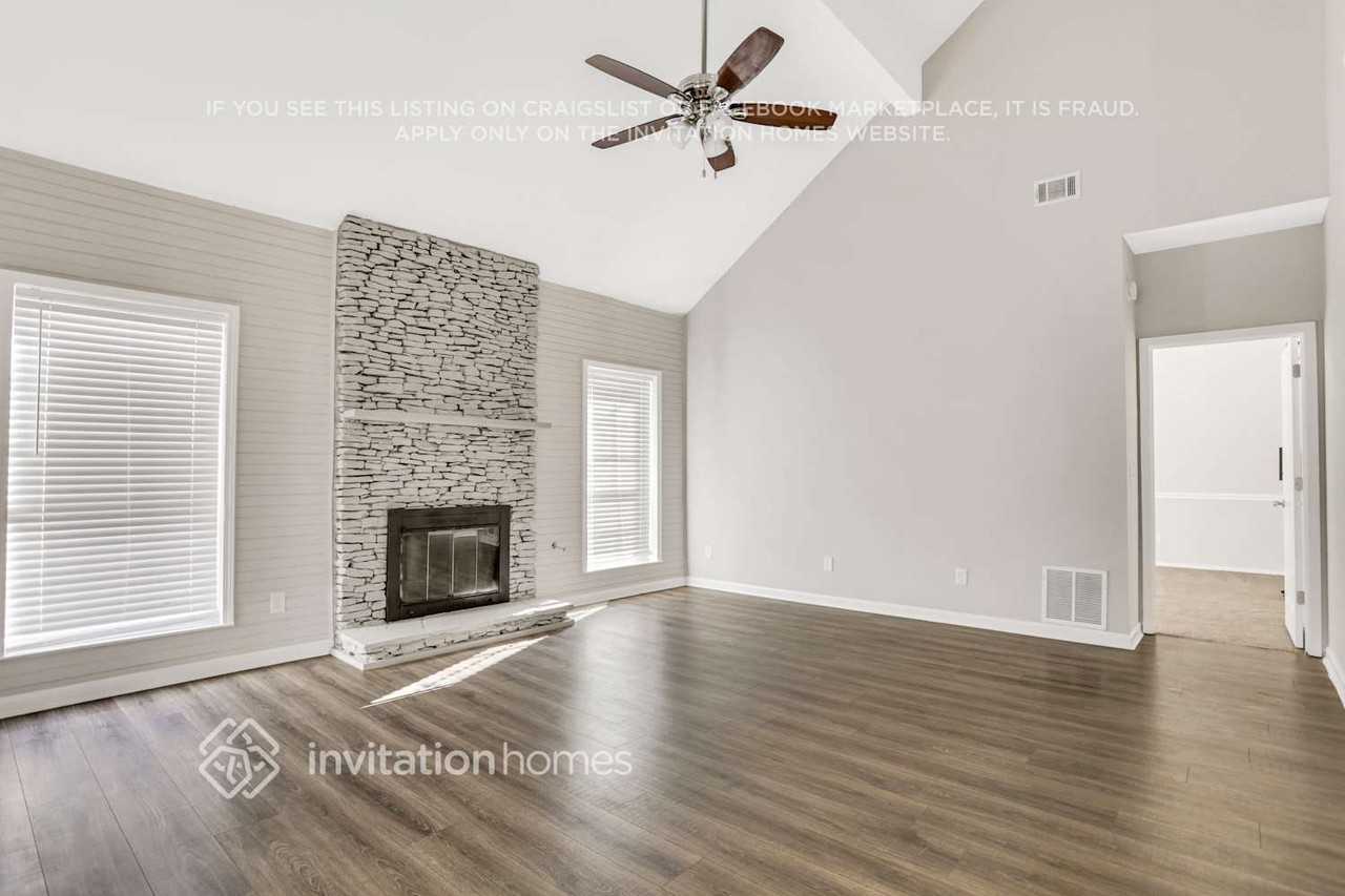 1521 Green Oak Cir - Photo 3 of 23
