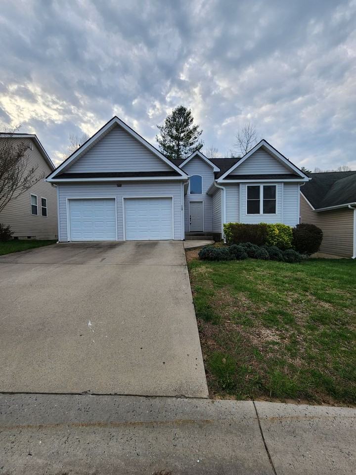 112 Woodcreek Cir - Photo 2 of 15