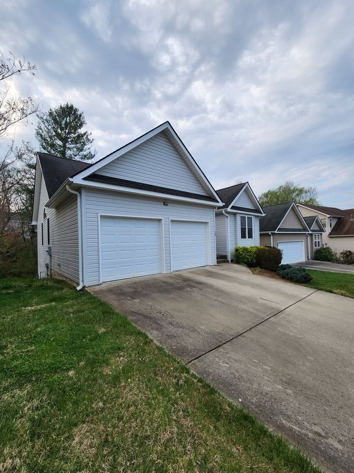 112 Woodcreek Cir - Photo 3 of 15