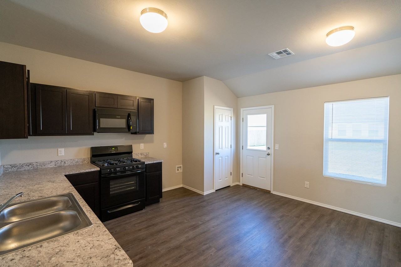 1317 S Silver Dr - Photo 4 of 16