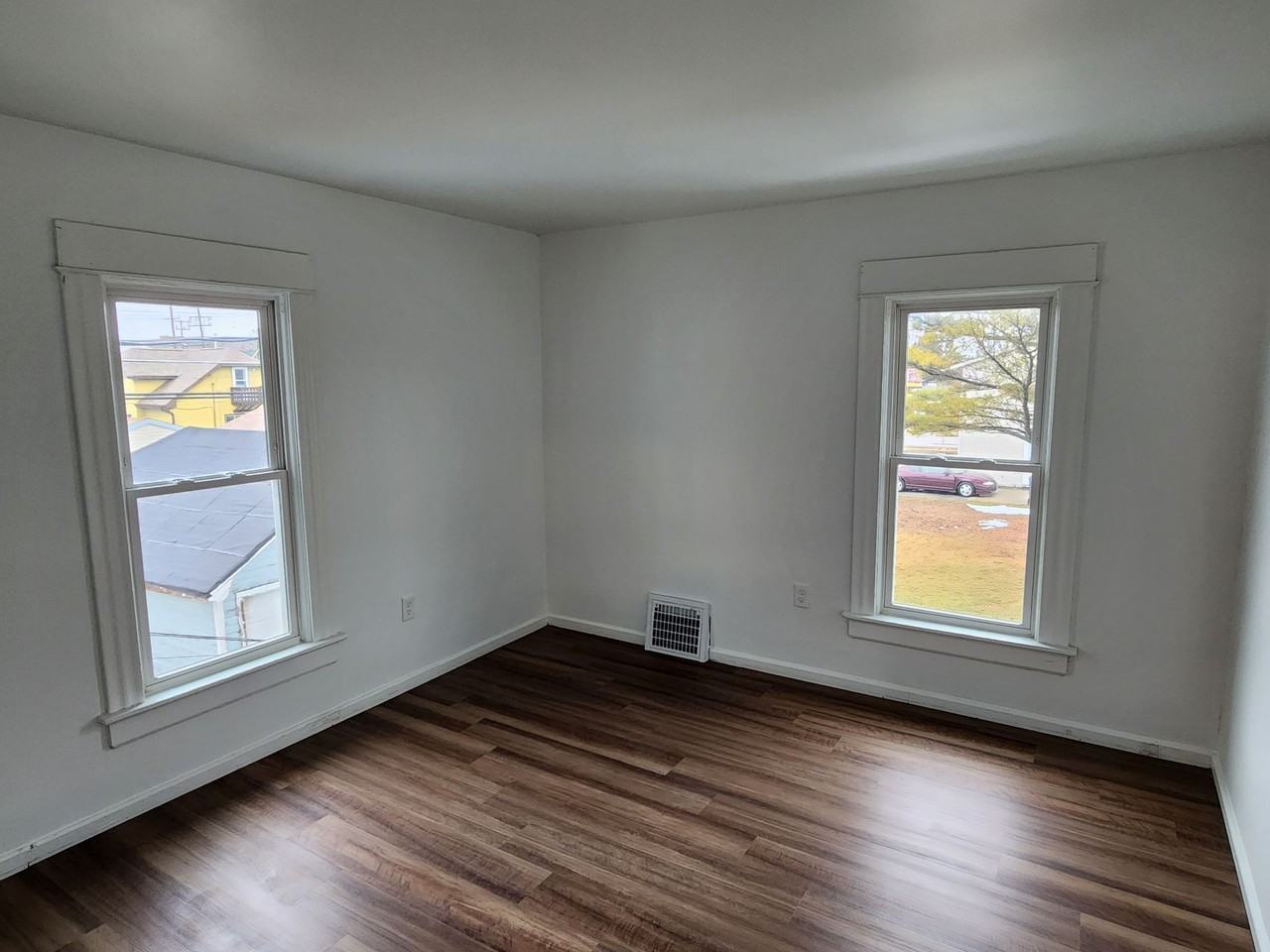 2320 Howe St - Photo 4 of 28