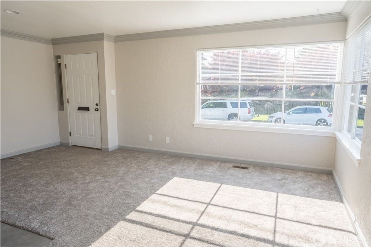 1023 Sw Trenton St - Photo 3 of 18