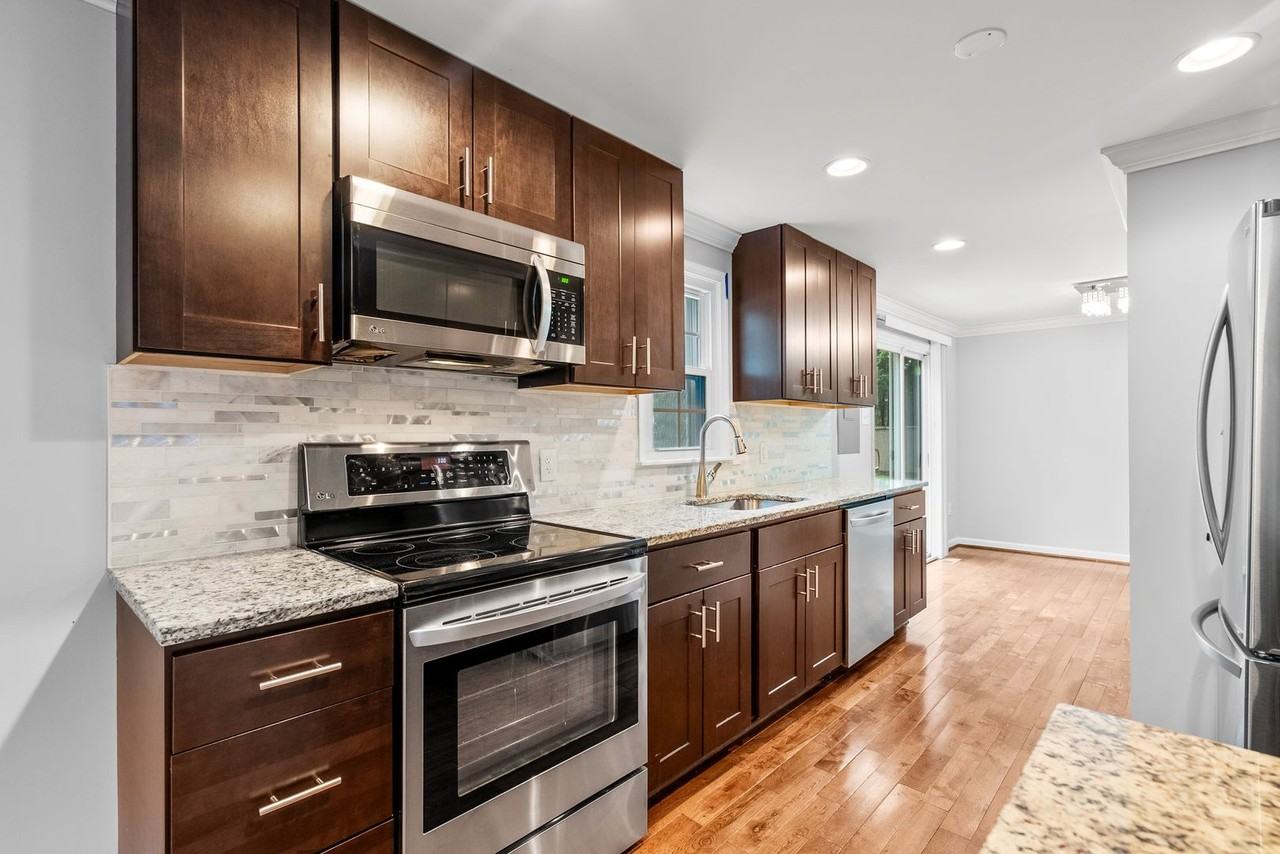 10411 Outlook Ct - Photo 2 of 32