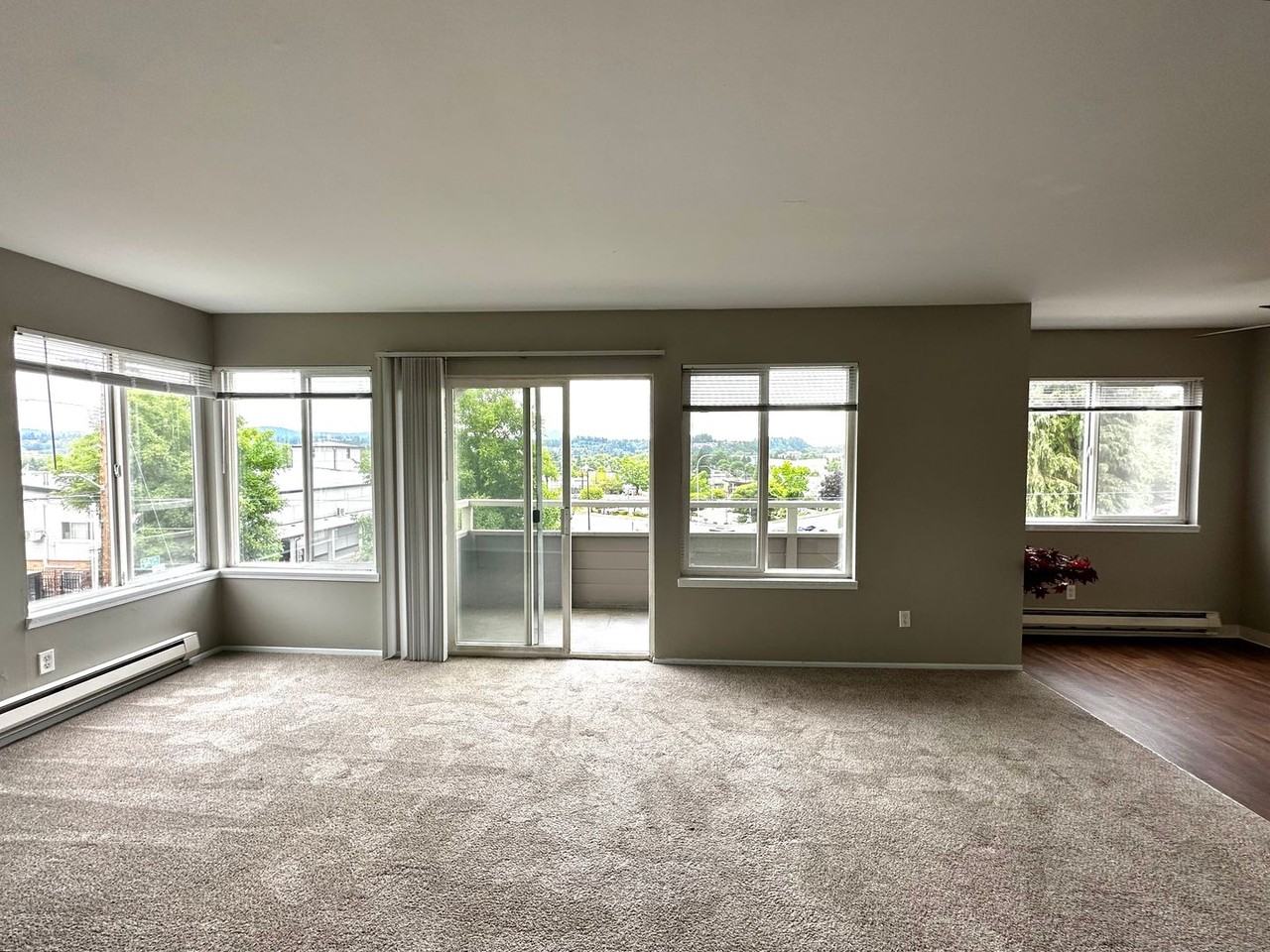 Jet Vista Apt - Photo 2 of 31