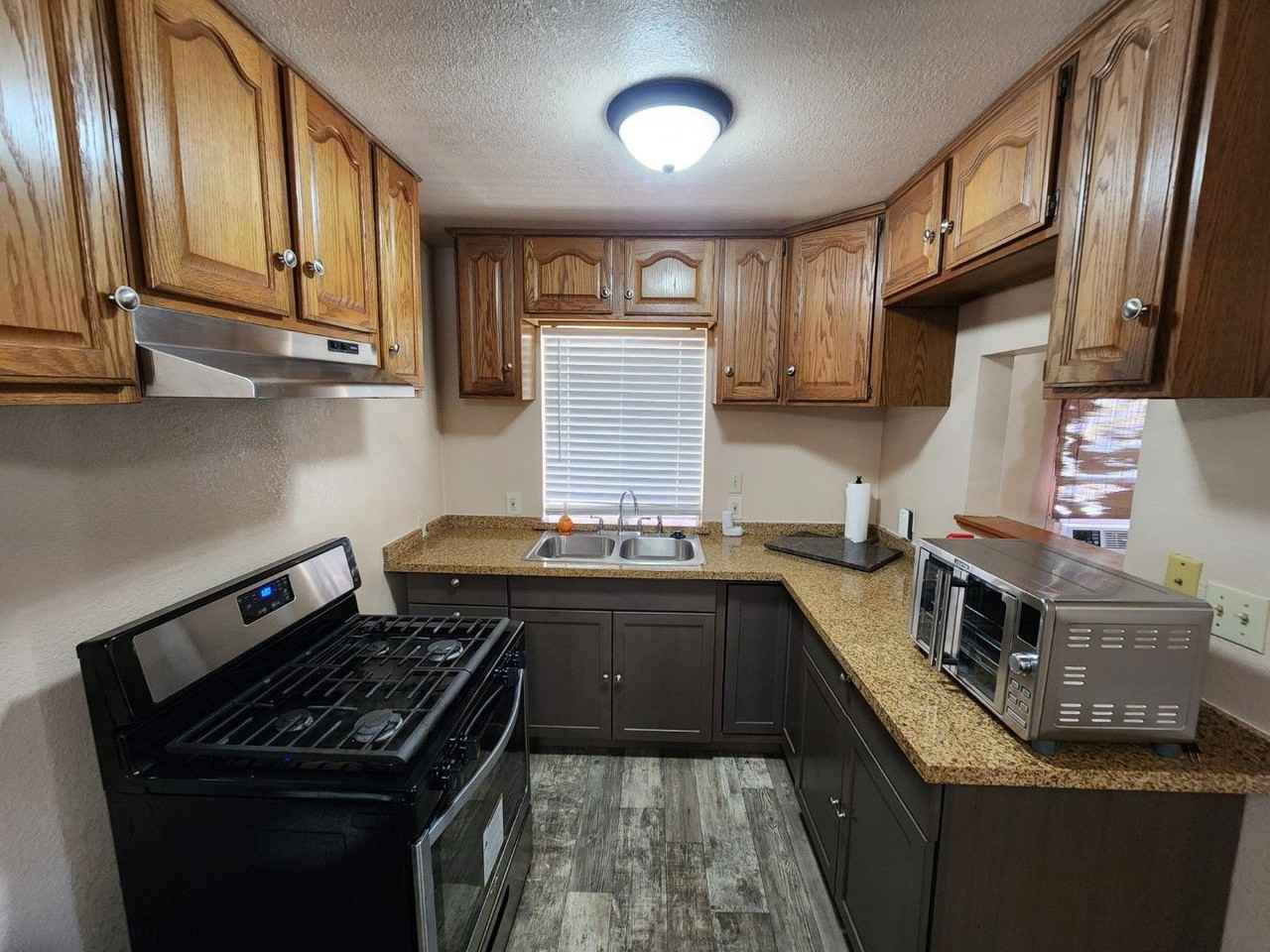 270 C St - Photo 2 of 18