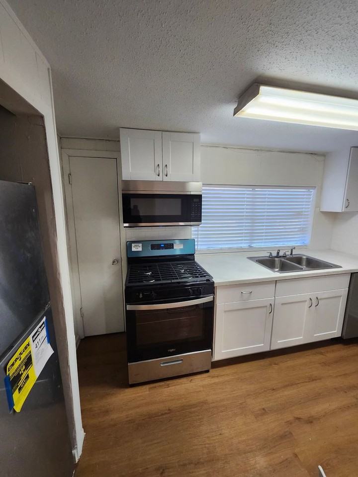 743 E 9th Ave - Photo 5 of 15