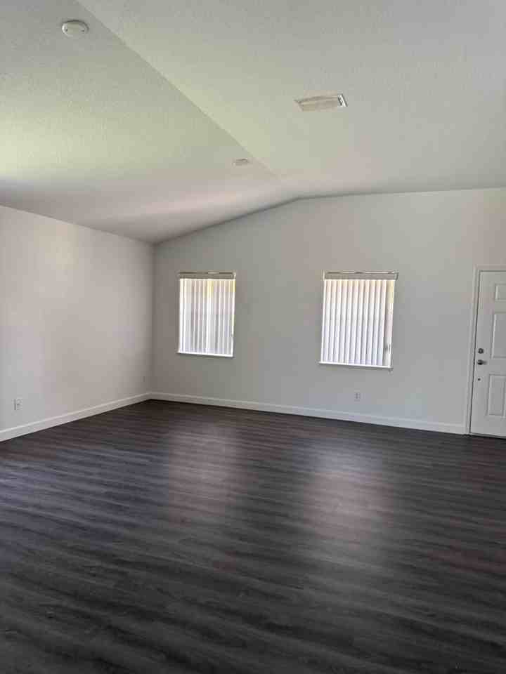 5280 Somerville Dr - Photo 3 of 19