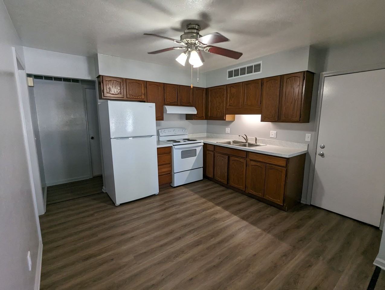 403 E Palm Dr - Photo 2 of 9