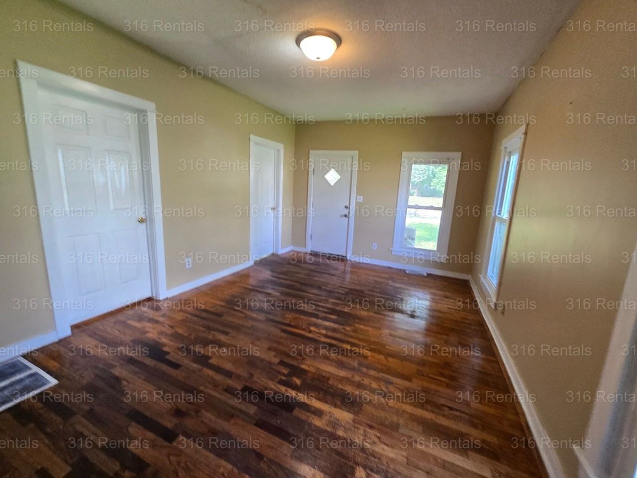 303 W 6th St - Photo 4 of 10