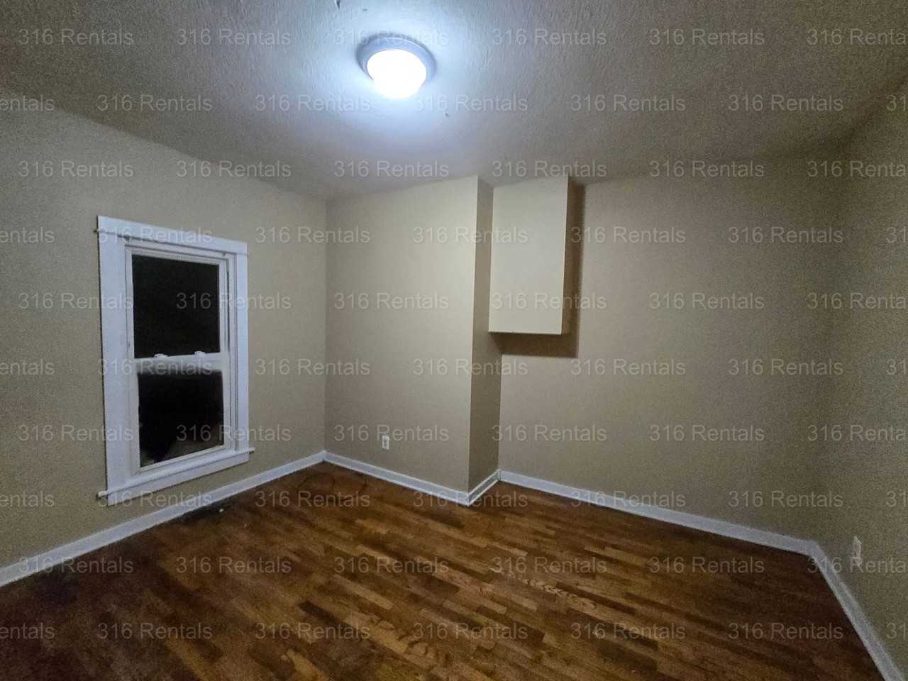 303 W 6th St - Photo 5 of 10