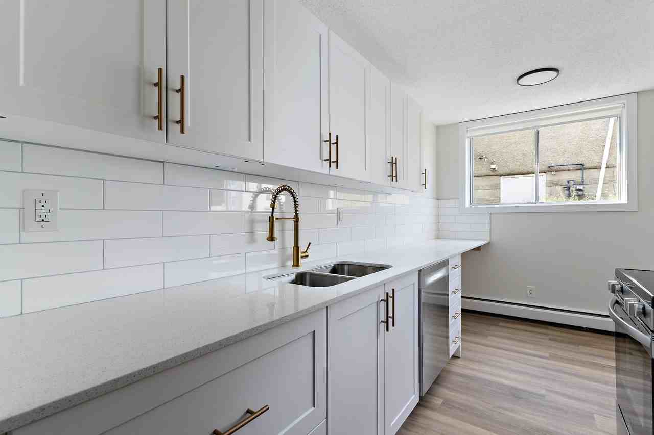 Parklane Manor - Photo 6 of 50