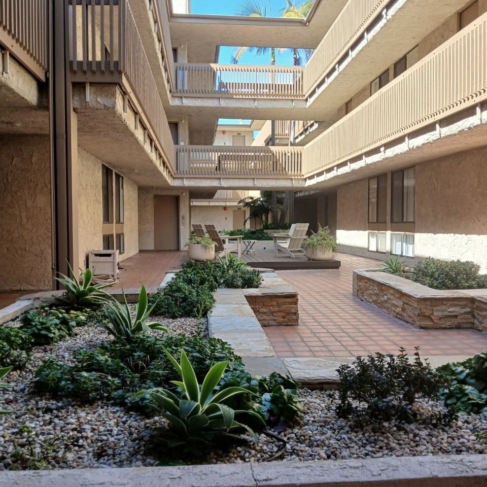 1414 Greenfield Apartments - Photo 4 of 8