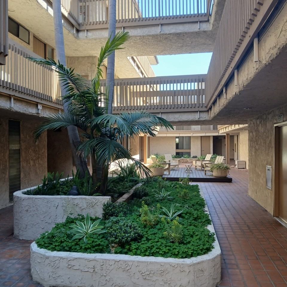 1414 Greenfield Apartments - Photo 5 of 8