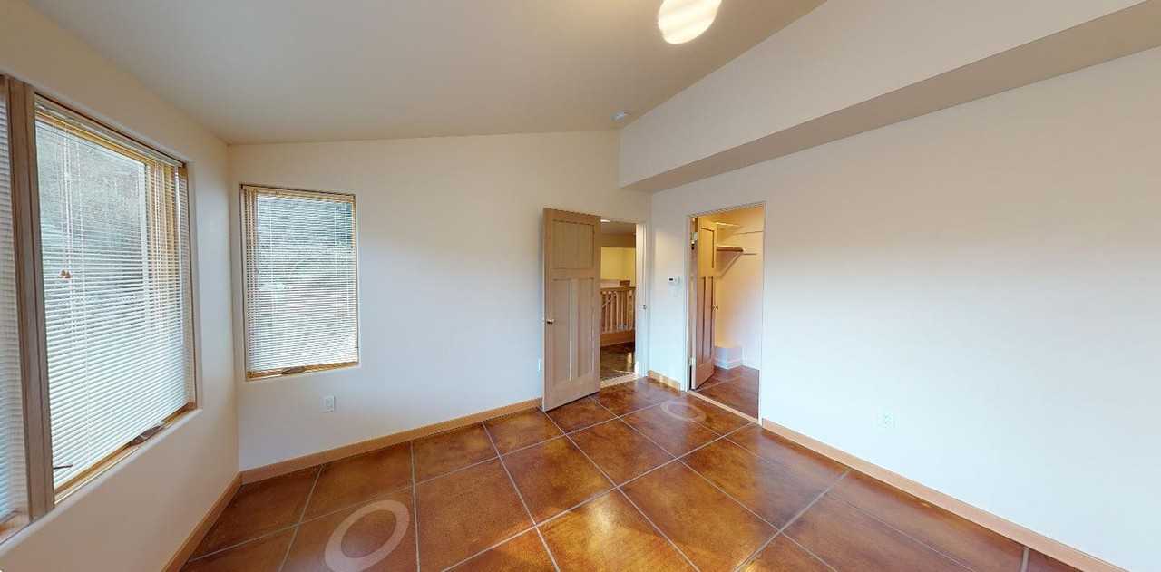 Luxurious Oakland Hills home with large yard - Photo 4 of 24