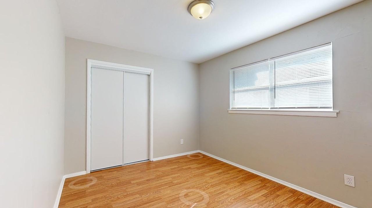 Fort Worth Beauty with Spacious Interiors and a Peaceful Setting - Photo 6 of 16