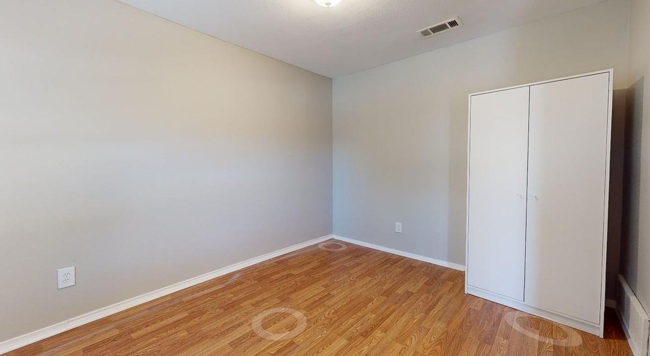 Fort Worth Beauty with Spacious Interiors and a Peaceful Setting - Photo 7 of 16
