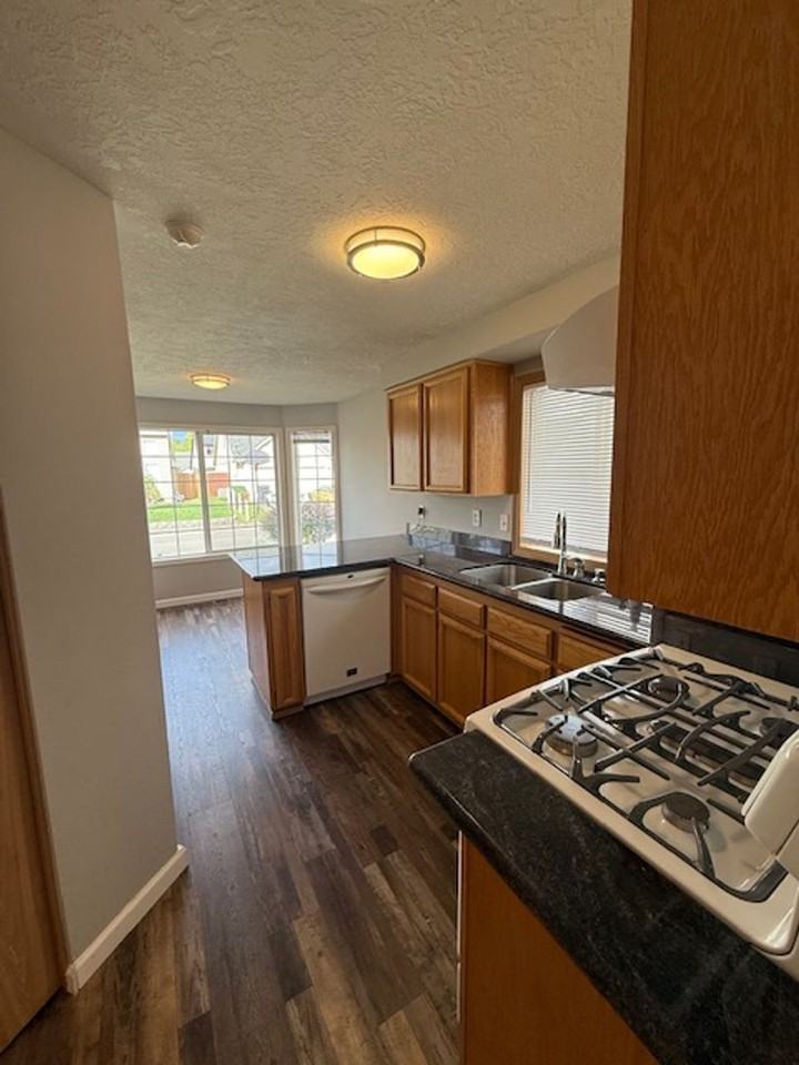 2465 Connemara Ct Se - Photo 3 of 18