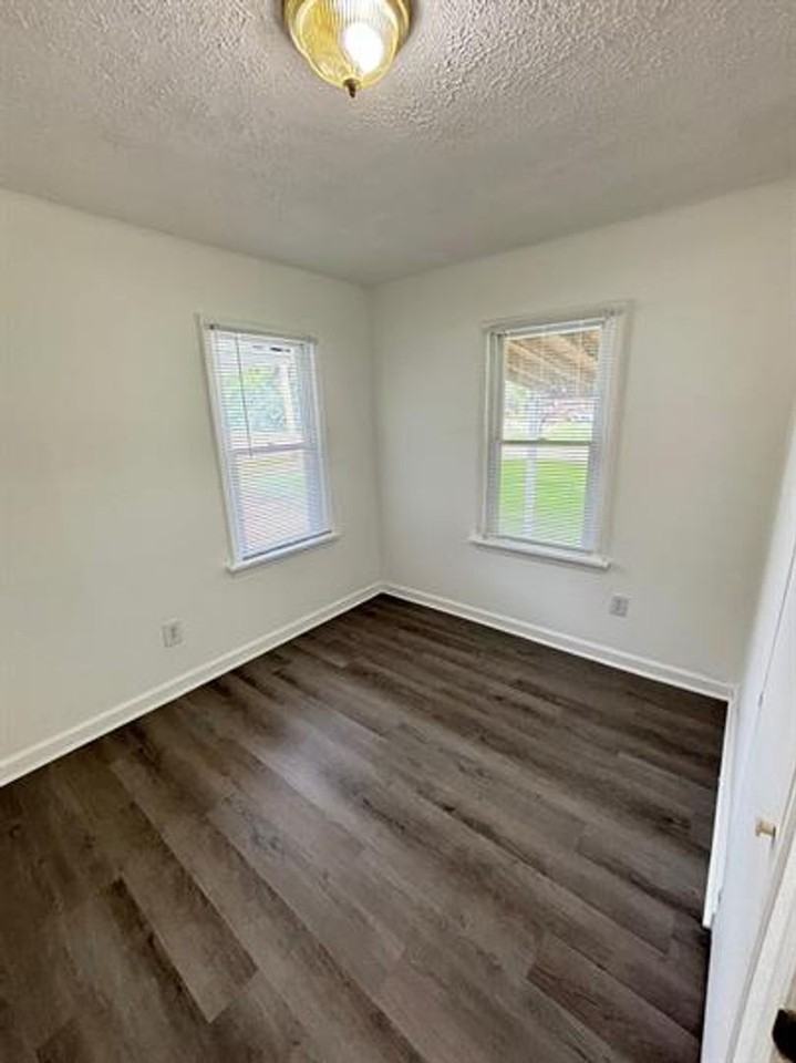 418 N High St - Photo 3 of 6