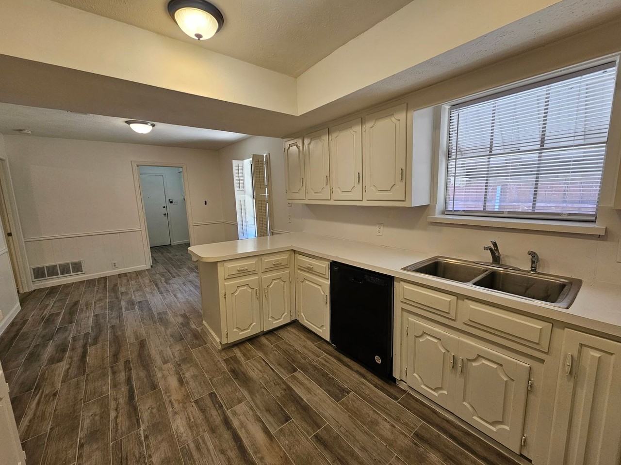 2220 Eastwood Dr - Photo 3 of 40