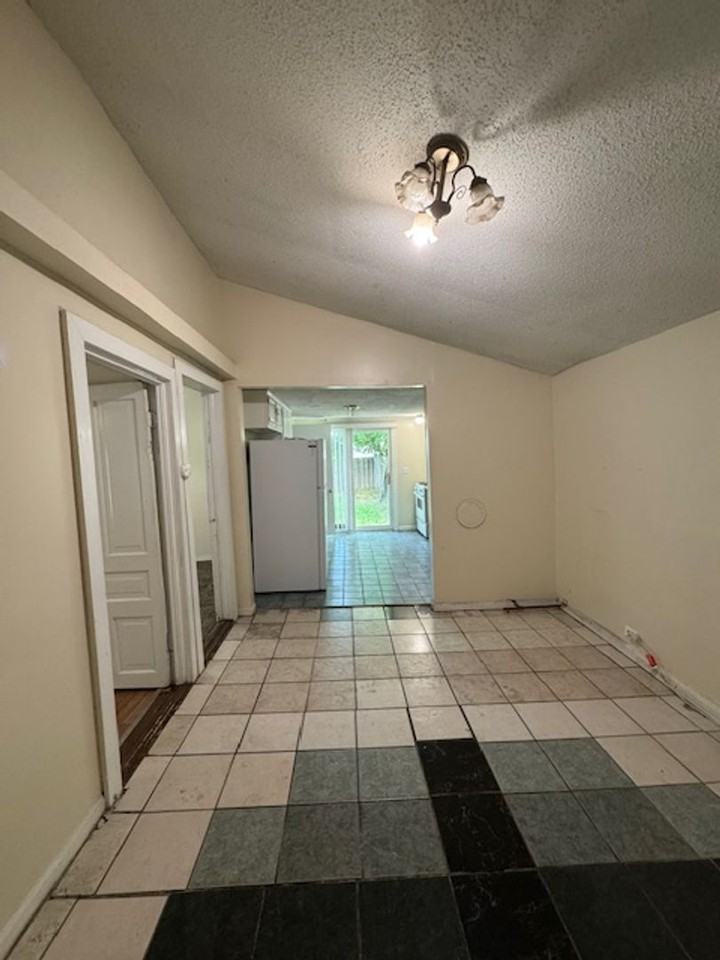 1307 Glenn St - Photo 2 of 10