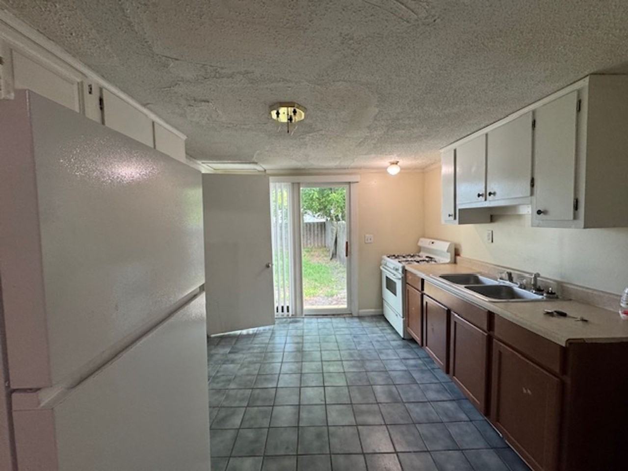 1307 Glenn St - Photo 3 of 10