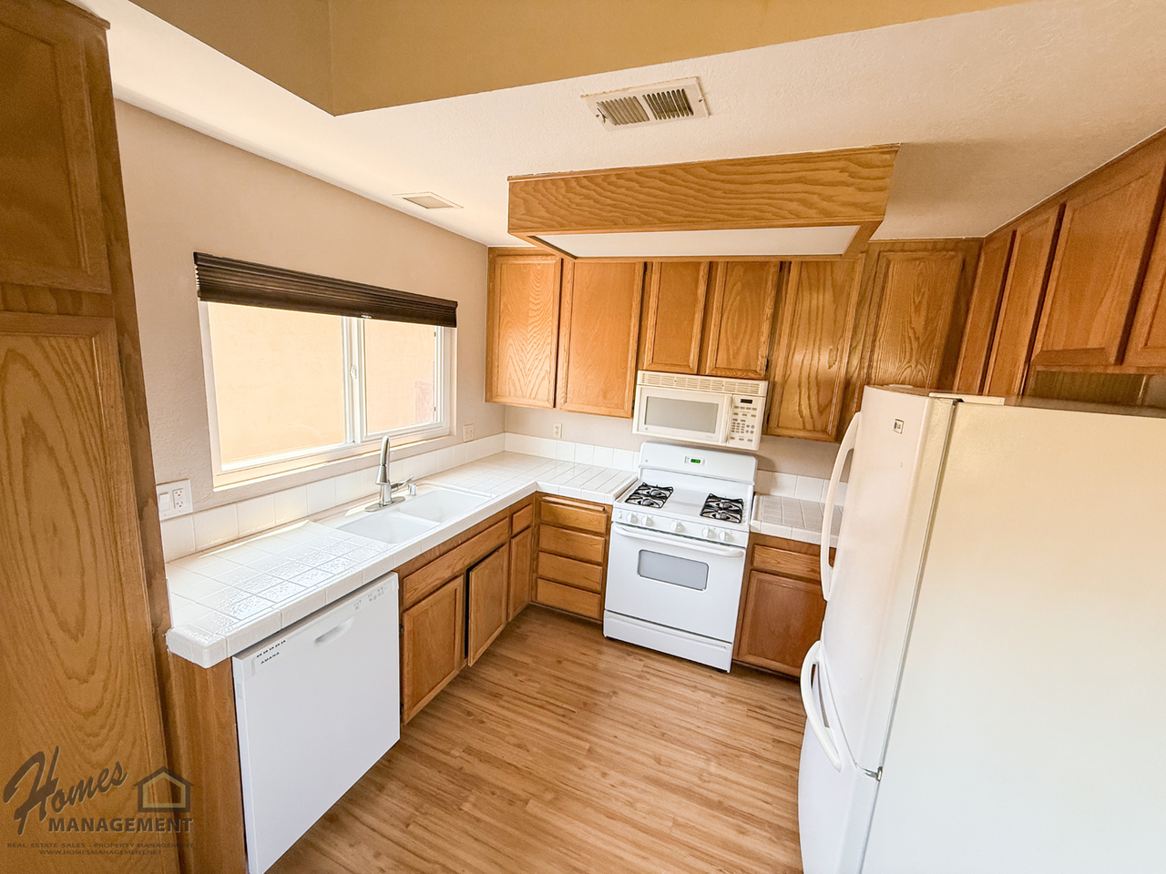 2050 Skyview Gln - Photo 3 of 26