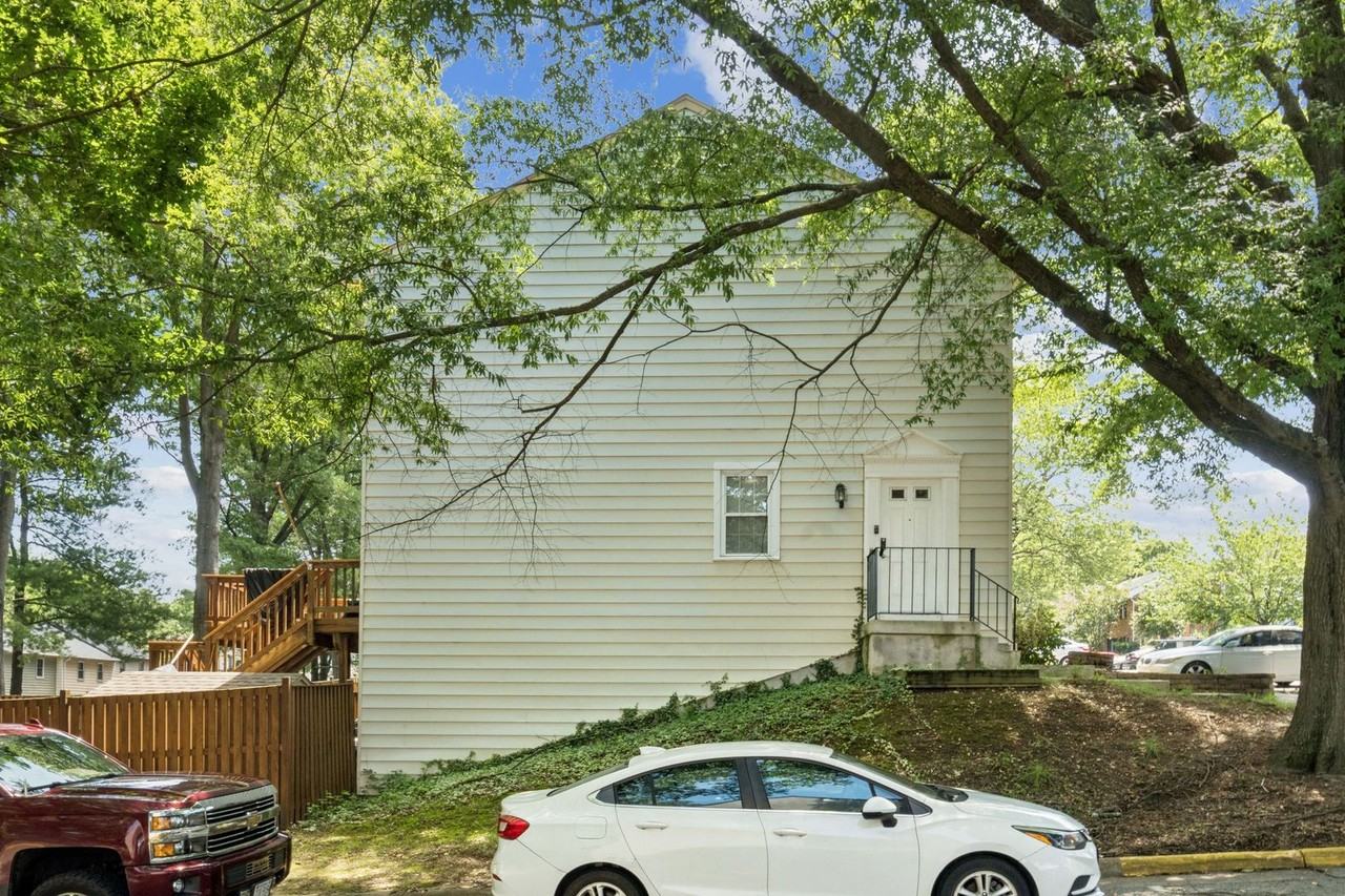 8358 Stationhouse Ct - Photo 3 of 6