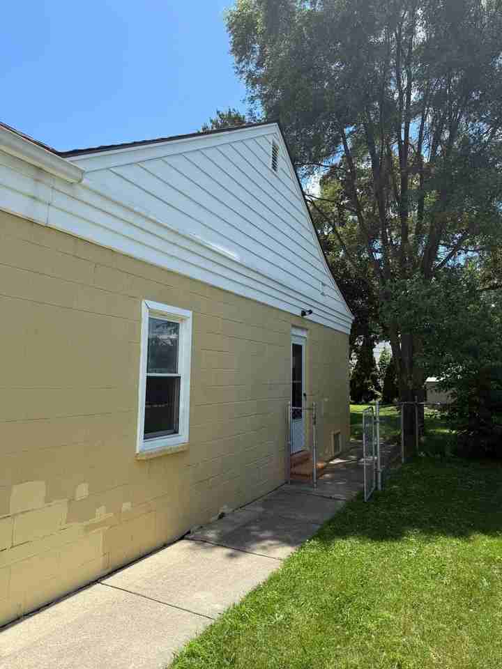 24123 Notre Dame St - Photo 3 of 25