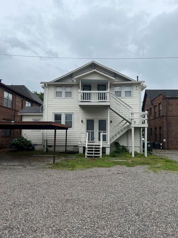 1920 8th St #2 - Photo 5 of 16