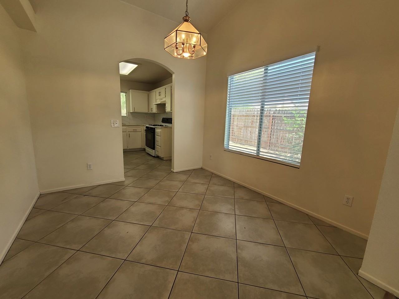 1204 Sycamore Ct - Photo 6 of 24