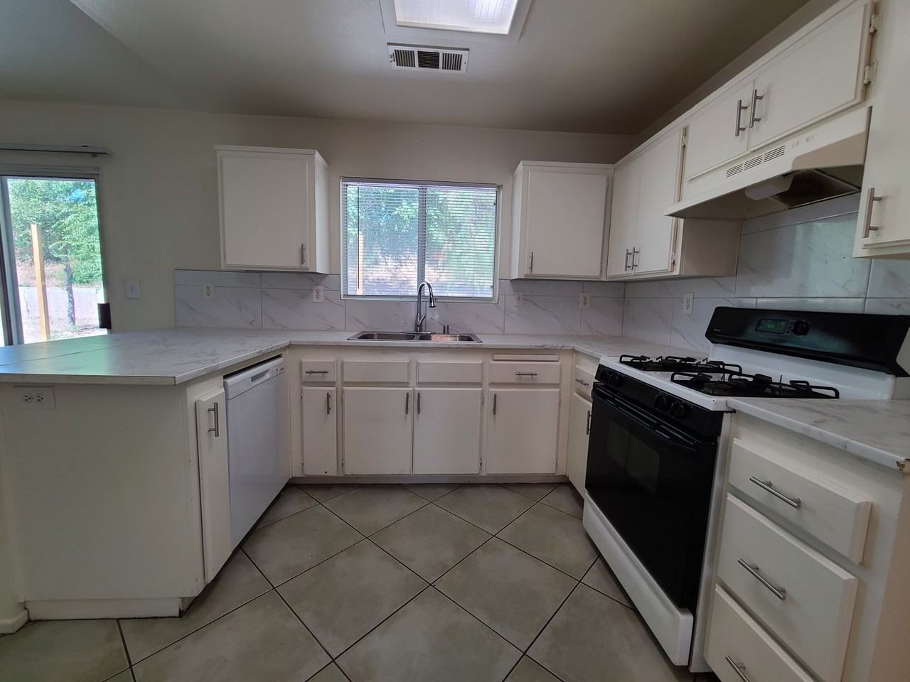 1204 Sycamore Ct - Photo 7 of 24