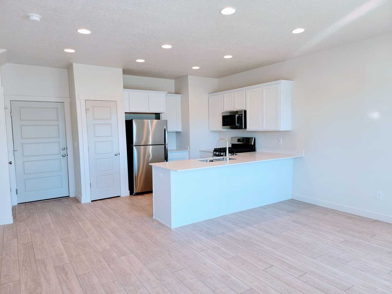 2172 W 1700 S - Photo 4 of 28
